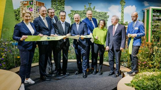 Gruppenbild beim Durchschneiden des Bandes zur Eröffnung der Grünen Woche durch Bundesminister Özdemir