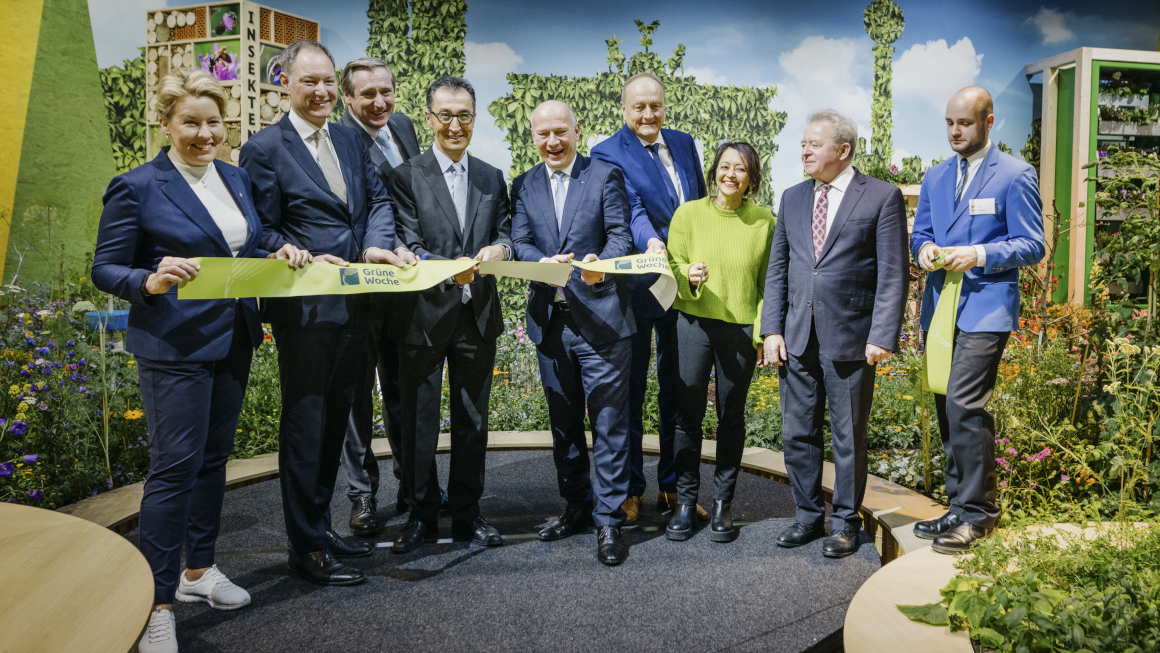 Gruppenbild beim Durchschneiden des Bandes zur Eröffnung der Grünen Woche durch Bundesminister Özdemir