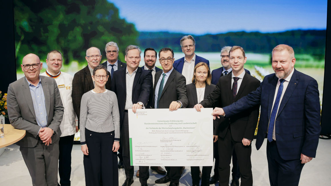 Gruppenfoto: Bundesminister Özdemir und die Wertschöpfungskette Backweizen halten die Erklärung in die Höhe