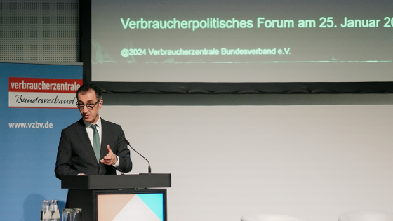 Bundesminister Özdemir am Rednerpult beim Verbraucherpolitischen Forum