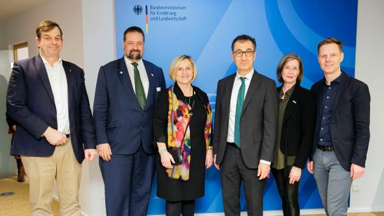 Gruppenbild Bundesminister Özdemir mit Mitgliedern der Zukunftskommission Landwirtschaft 