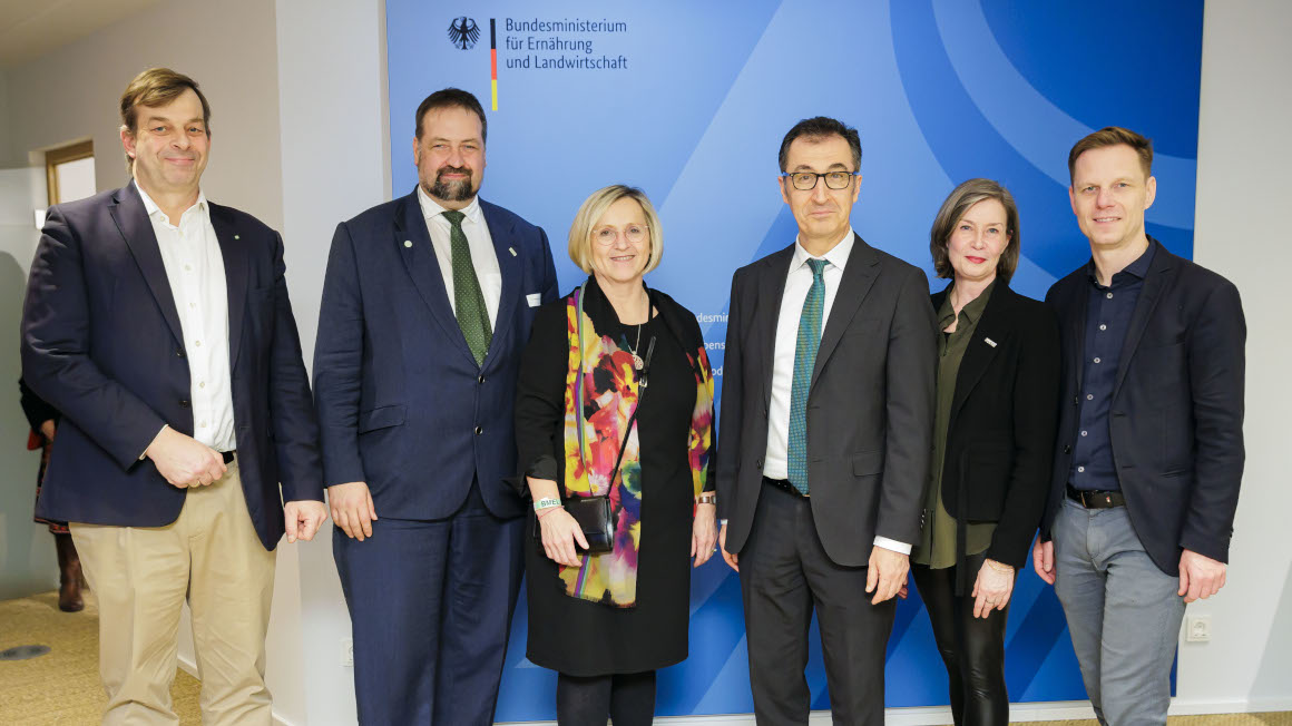 Gruppenbild Bundesminister Özdemir mit Mitgliedern der Zukunftskommission Landwirtschaft 