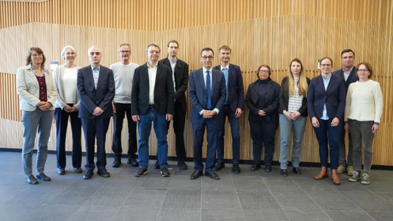 Gruppenbild: Bundesminister Özdemir mit den Mitgliedern des Wissenschaftlichen Beirates zum Nationalen Aktionsplan Pflanzenschutz