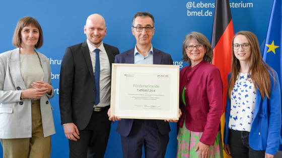 Gruppenbild Bundesminister Cem Özdemir mit den Förderbescheidempfängerinnen