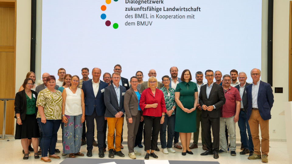 Gurppenbild Bundesminister Özdemir und Parlamentarische Staatsekretärin Müller mit den Mitgliedern des Dialognetzwerkes