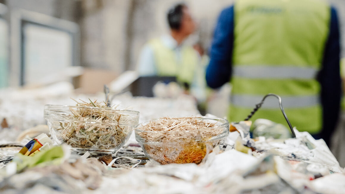 Nahaufnahme von zwei Schälchen mit Ausgangsmaterialien für Recyclingpapier