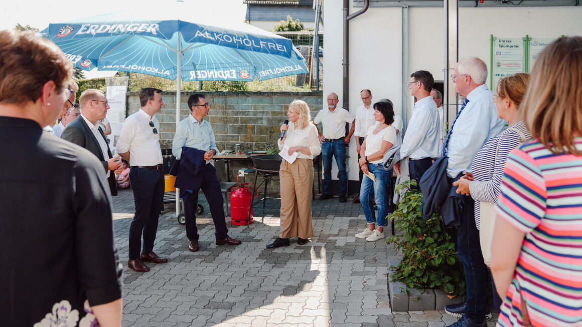 Gruppenbild: Bundesminister Cem Özdemir wird im Hof des Projektes SoKoLa.de in Langenholthausen begrüßt.