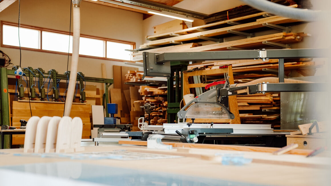 Blick in die Werkstatt: Maschinen und Holz