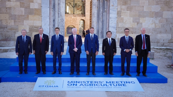 Gruppenfoto der G7-Agrarminister mit dem zuständigen EU-Kommissar