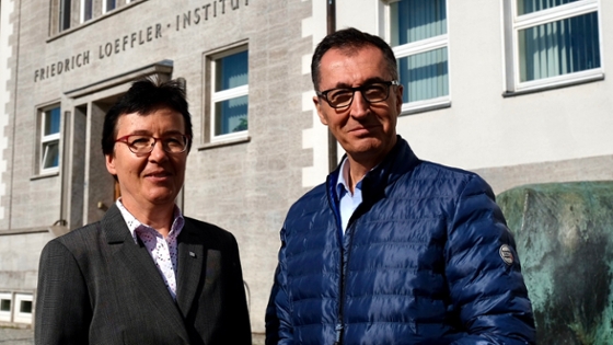 Bundesminister Cem Özdemir mit der Präsidentin des Friedrich Löfföer-Institutes Frau  Prof. Dr. Christa Kühn vor dem Gebäude des Institutes