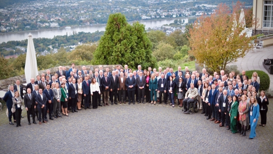 Gruppenfoto der Konferenzteilnehmer mit Blick über den Rhein nach Bonn