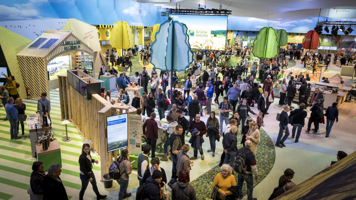 Blick über die verschiedenen Stände und Informationsangebote in der Messehalle