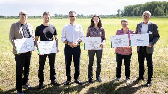 Sommertour: Gruppenbild bei der Bescheidübergabe in Gollwitz beim Verbundvorhaben WetNetBB 