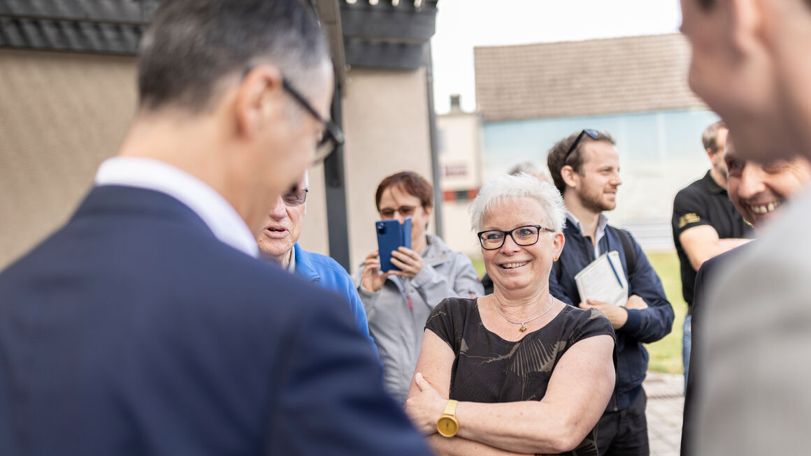 Bundesminister Özdemir von hinten fotografiert im Gespräch mit Bürgerinnen und Bürgern