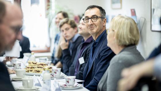 Bundesminister Özdemir an einer langen Kaffeetafel im Mühlen-Café in Belleben