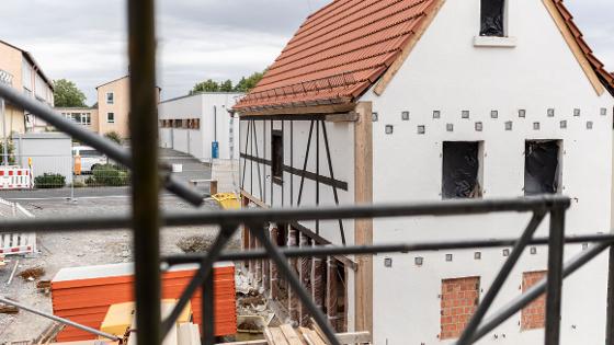 Blick von einen Baugerüst auf eine Baustelle zur Renovierung eines Fachwerkhauses