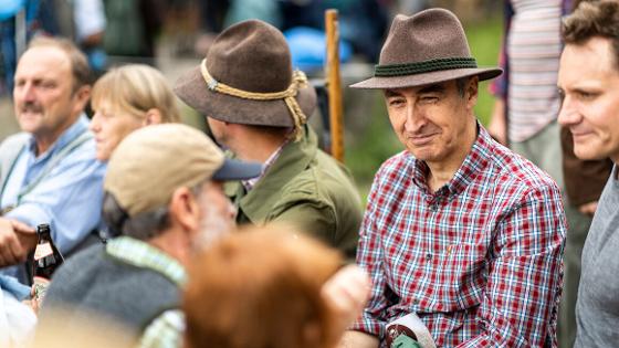 Bundesminister Özdemir sitzt am Tisch im Gespräch