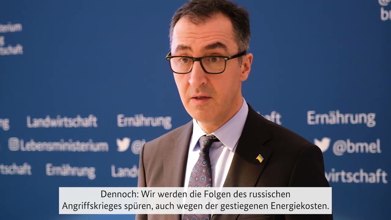 Vorschaubild des Videos: Bundesminister Özdemir vor einer blauen Pressewand