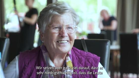 Seniorin einem Seniorenzentrum lächelt in die Kamera