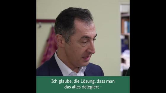 BM Özdemir ist seitlich zu sehen, er spricht in einer Kinderarztpraxis.