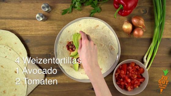 Weizentortillas werden mit Grillfleischresten und Avocado und Tomaten belegt.