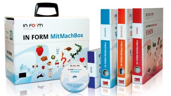 Koffer mit Aufschrift "IN FORM MitMachBox" und vier Ordner