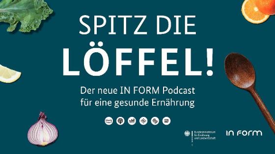 Blauer Hintergrund darauf Freisteller von Obst, Gemüse und einem Kochlöffel mit der Aufschrift "Spitz die Löffel! Der neue IN FORM-Podcast für eine gesunde Ernährung"