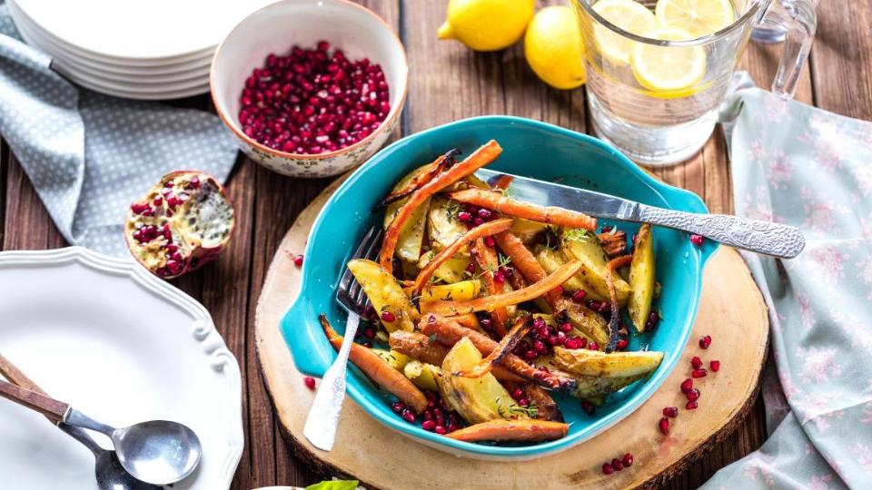 Vegetarische Gemüsepfanne angerichtet auf einem gedeckten Holztisch