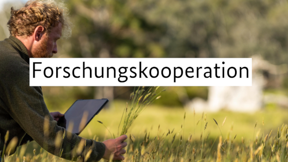 Landwirt mit Tablet auf einem Feld. Schriftzug: Forschungskooperation