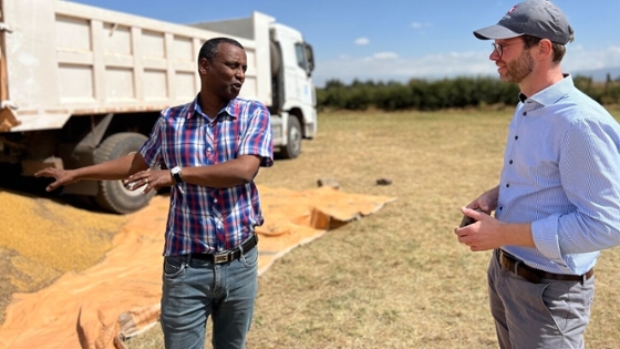 Unterhaltung zwischen einem Landwirt und einem Projektmitarbeiter in Afrika.