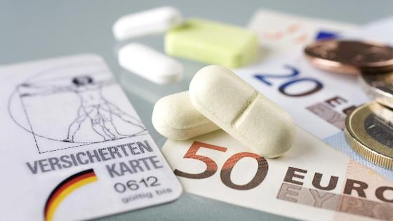 Versichertenkarte, Geld und Tabletten