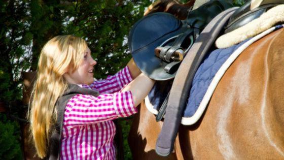 eine Frau mit einem Pferd