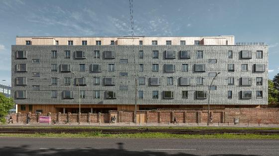 Längliches rechteckiges Gebäude an einer Straße