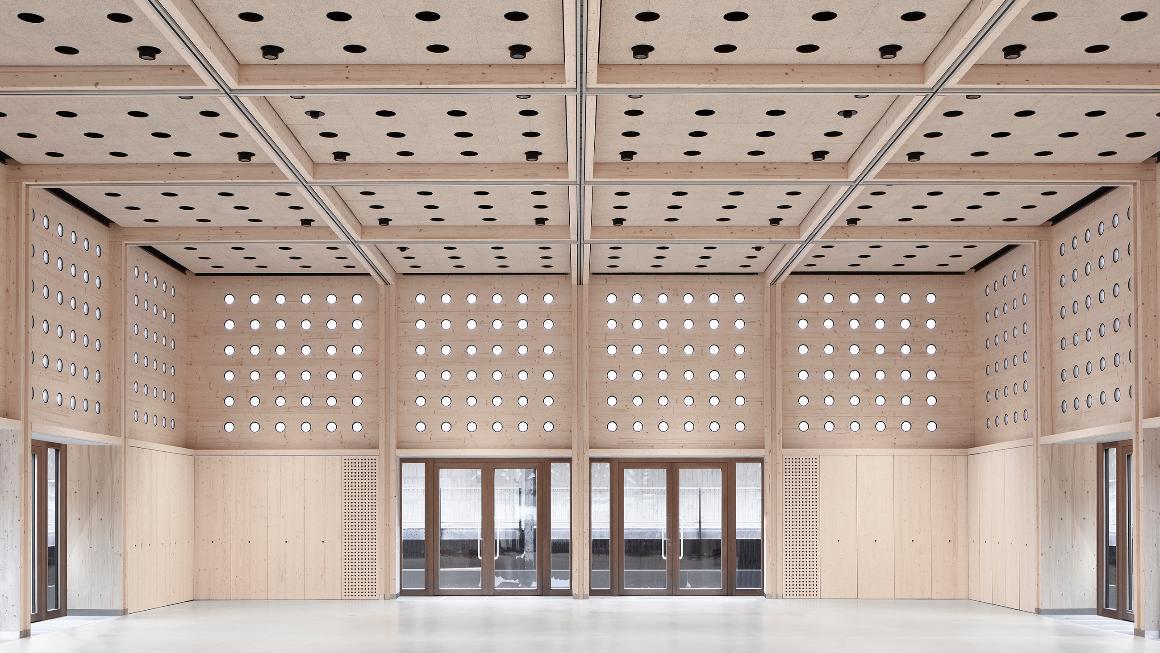 Ein Saal im Kunsthaus Kassel: Wände und Decke bvestehen aus hellem Holz.