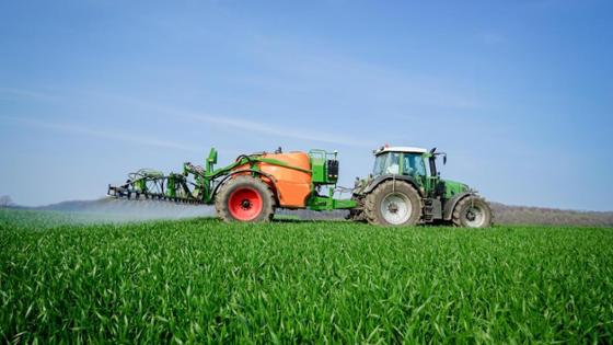 Traktor mit Pflanzenschutzspritze