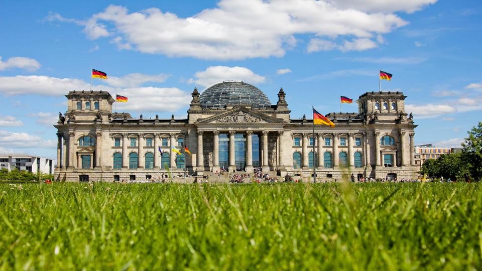 Berliner Reichstag mit Wiese im Vordergrund