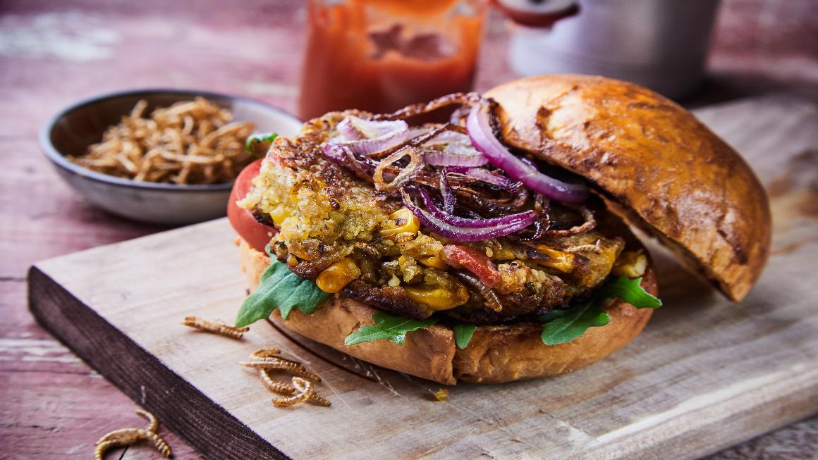 Burger mit einem Patty aus Insekten