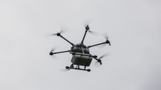 Eine Drohne mit einem Leib Brot befüllt fliegt in die Luft.