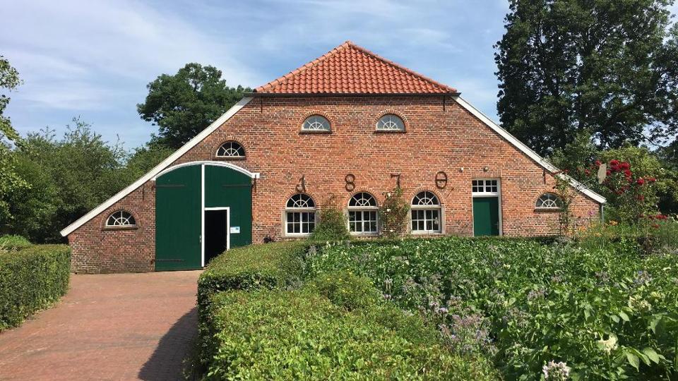 Blick auf ein Bauernhaus, mit der Aufschrift des Jahres 1870