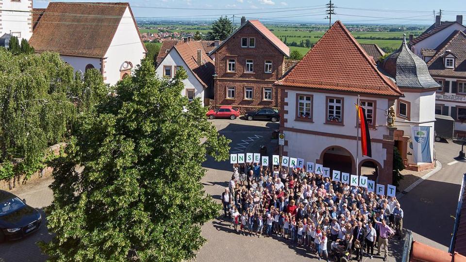 Luftaufnahme des Startschusses für die Finalrunde des 26. Bundeswettbewerbs "Unser Dorf hat Zukunft".