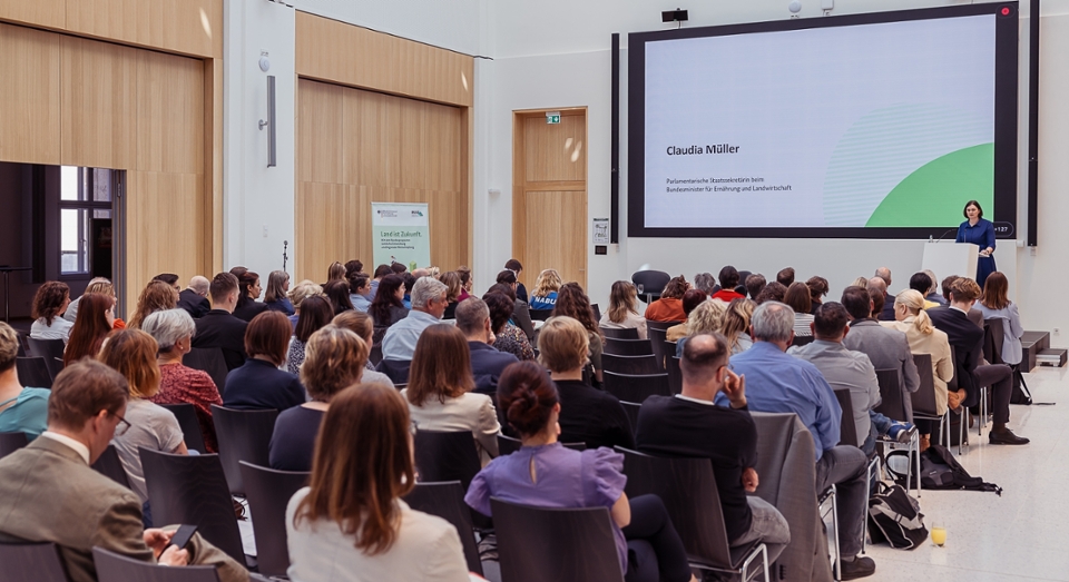 Claudia Müller, Parlamentarische Staatssekretärin beim Bundesministerium für Ernährung und Landwirtschaft eröffnet die Fachkonferenz zu den Erkenntnissen aus Hauptamt stärkt Ehrenamt