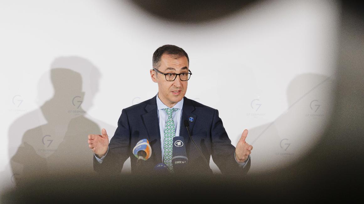 Minister Cem Özdemir at the press conference on the G7 Agriculture Ministers’ Conference in front of a background with G7 logo.