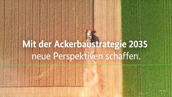 Vogelperspektive Feld mit Mähdrescher, Text: Mit der Ackerbaustrategie 2035 neue Perspektiven schaffen