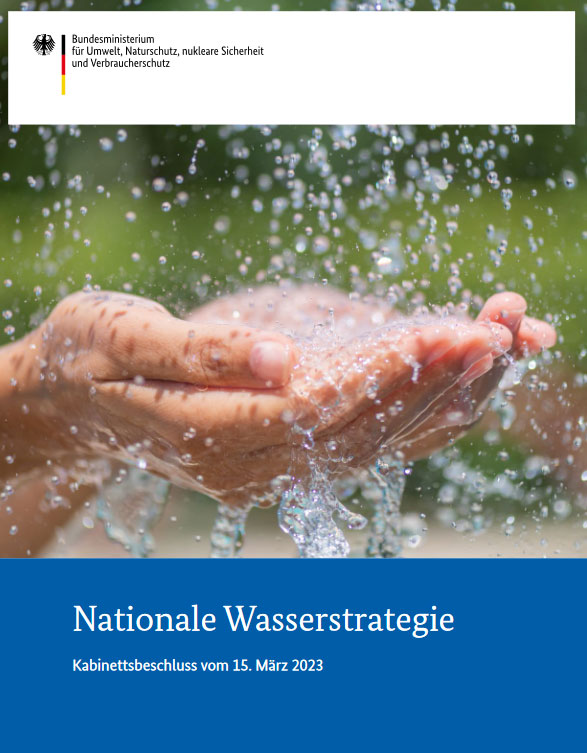 Cover für die Broschüre; Foto von Händen unter fließendem Wasser