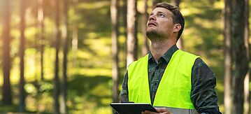 Forstingenieur erfasst Daten im Wald