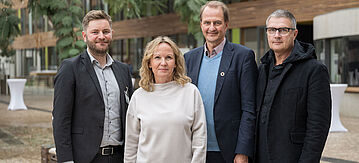 Gruppenbild mit: Robert Wagner, Leiter des KI-Lab am Umweltbundesamt, Bundesumwelt- und -verbraucherschutzministerin Steffi Lemke, UBA-Präsident Dirk Messner und Thomas Graner, Zentralbereichsleiter des Bundesamtes für Naturschutz