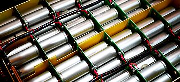 Silberne Batterien, die miteinander verkabelt sind