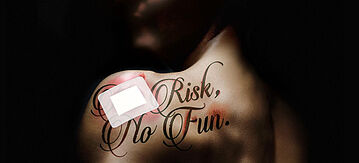 Schulter mit Tattoo: No risk, no fun.