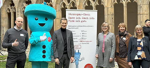 Gruppenfoto mit Staatssekretärin Dr. Christiane Rohleder und dem Maskottchen Stecky , die das Projekt Stromspar-Check offiziell bei einer Fachtagung der Projektträger in Erfurt übernimmt.