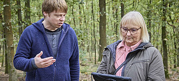 Dr. Bettina Hoffmann und Prof. Dr. Fabian Faßnacht testen KI-Methoden im Wald.